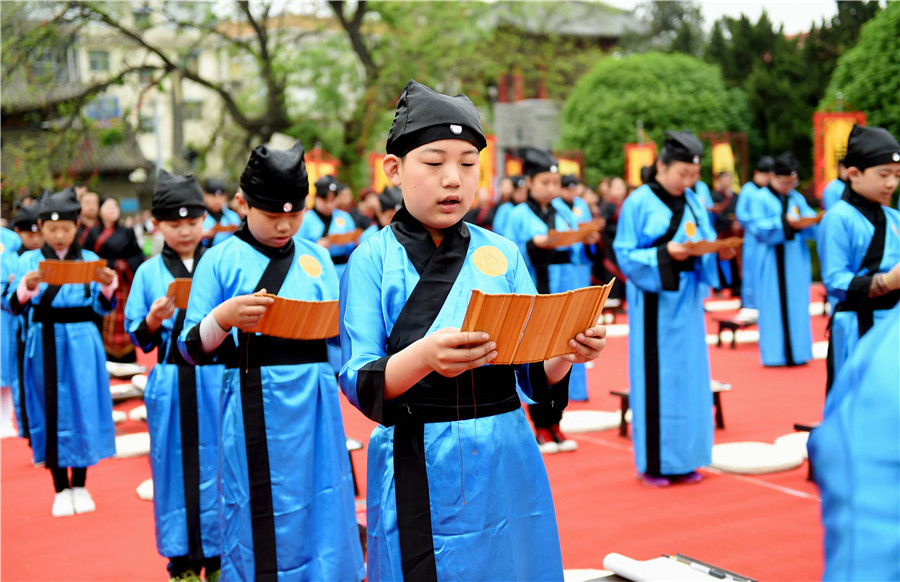 Pupils learn traditional Han-style etiquette in C China
