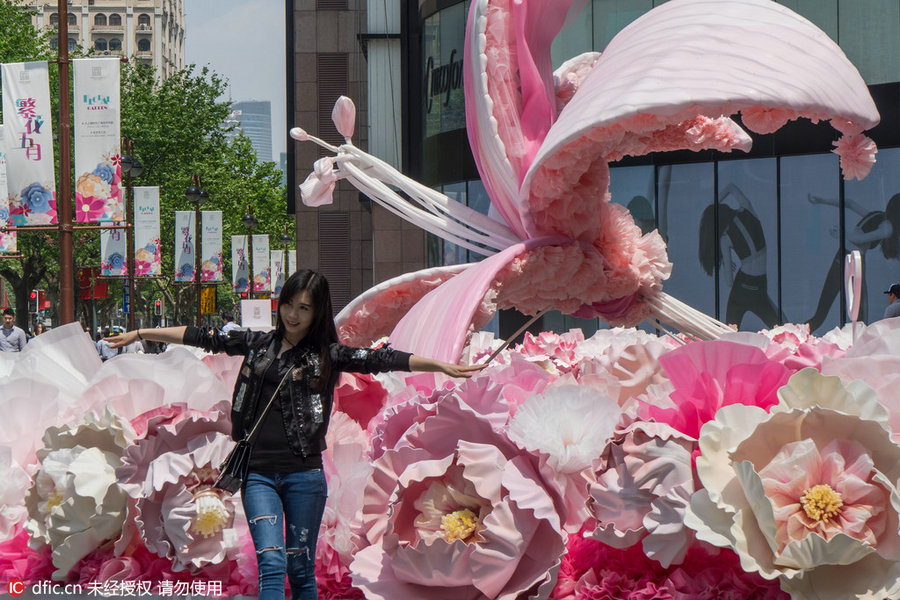 Giant lilies appear in Shanghai to celebrate Mother's Day
