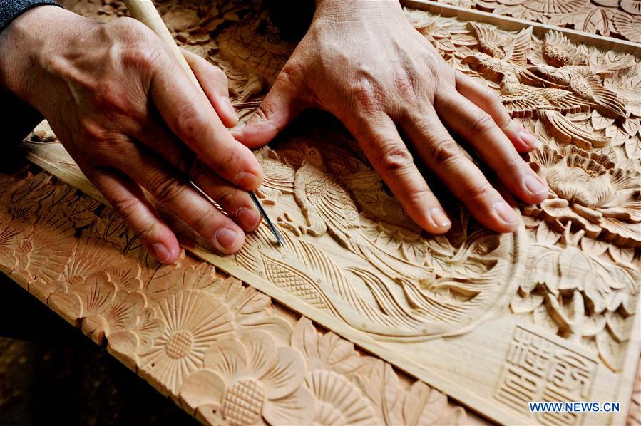 Inheritor of Huizhou carvings in E China