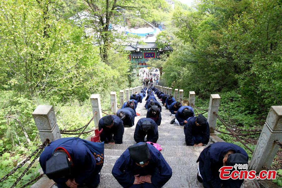 Hundreds of Taoists worship Laojun Mountain