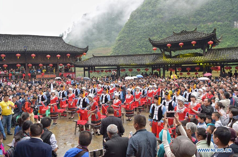 18 couples participate in group wedding ceremony in SW China