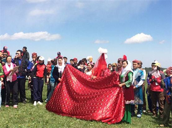 Traditional Kazakh wedding showcased in Xinjiang