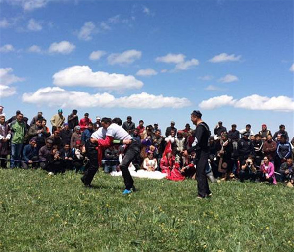 Traditional Kazakh wedding showcased in Xinjiang