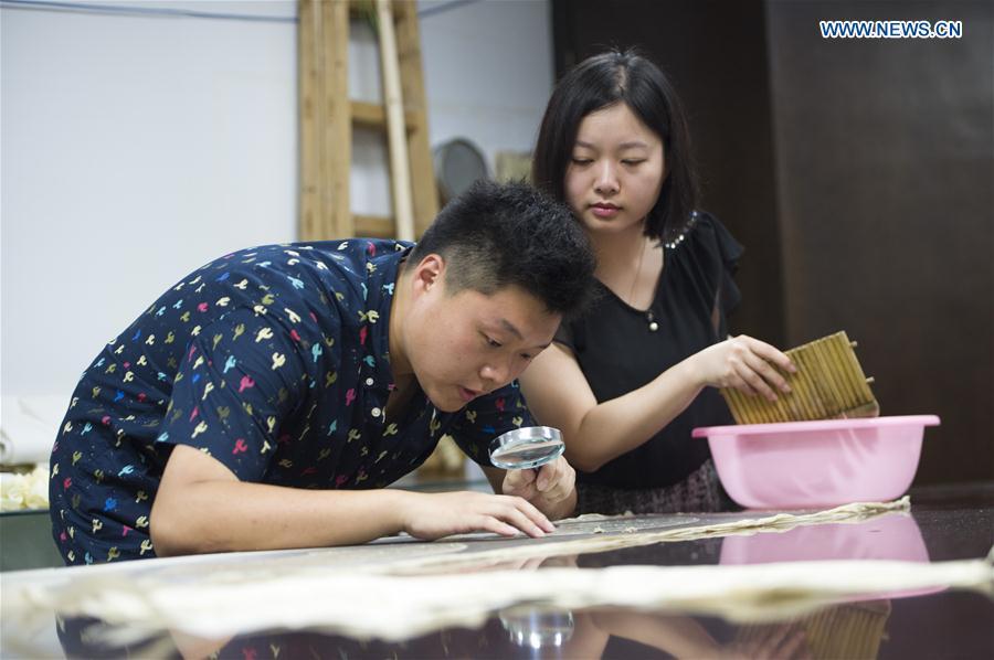 Couple devotes to cultural relic restoring