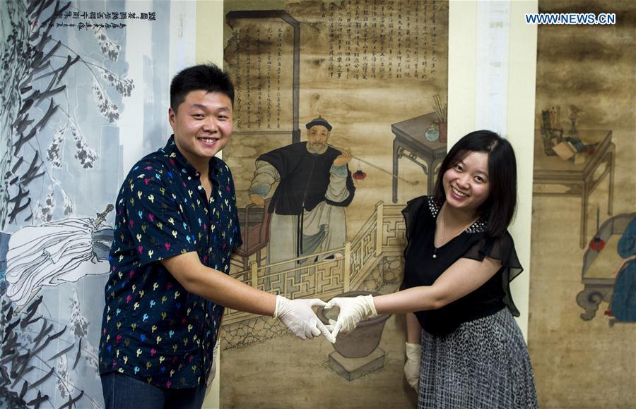 Couple devotes to cultural relic restoring