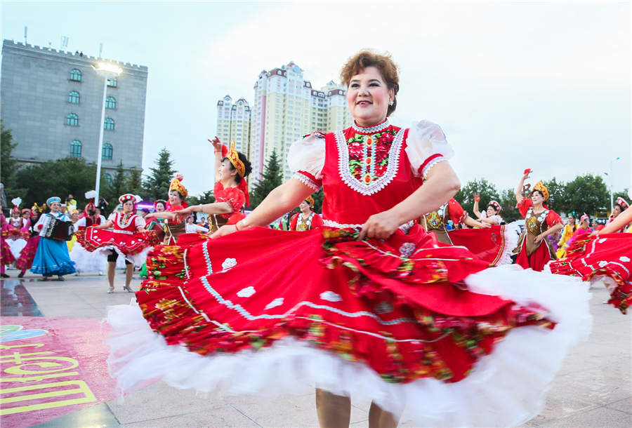 Dance carnival lights up in Tacheng of Xinjiang