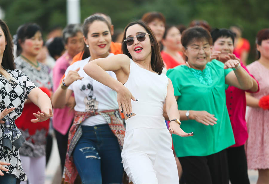 Dance carnival lights up in Tacheng of Xinjiang