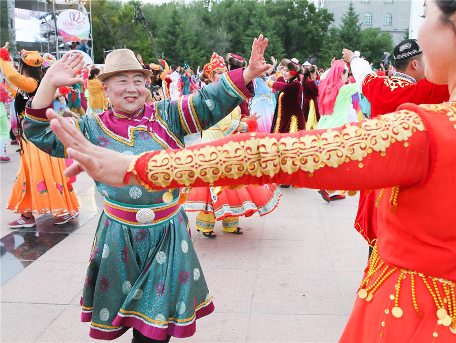 Dance carnival lighs up Tacheng in Xinjiang