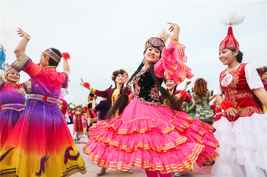 Dance carnival lighs up Tacheng in Xinjiang