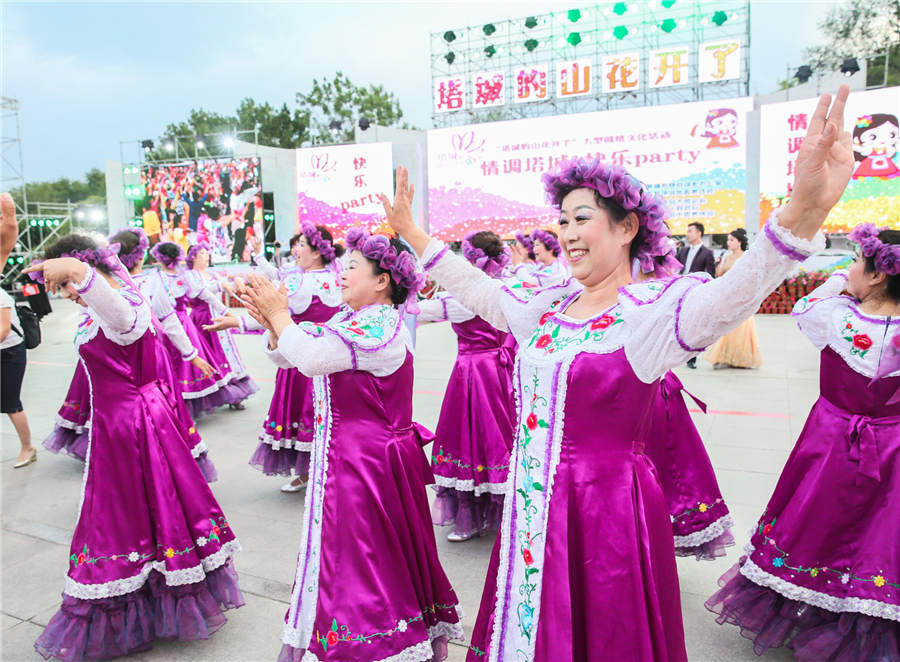 Dance carnival lighs up Tacheng in Xinjiang
