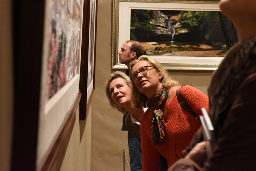 Exquisite Chinese embroidery on display in Paris