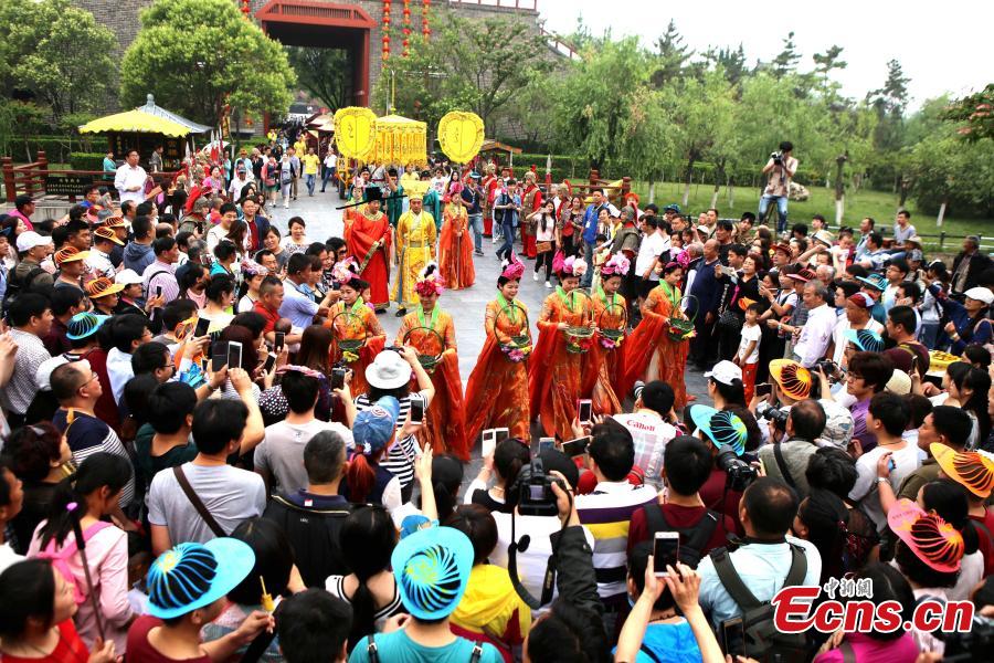 Park shares zongzi for Dragon Boat Festival