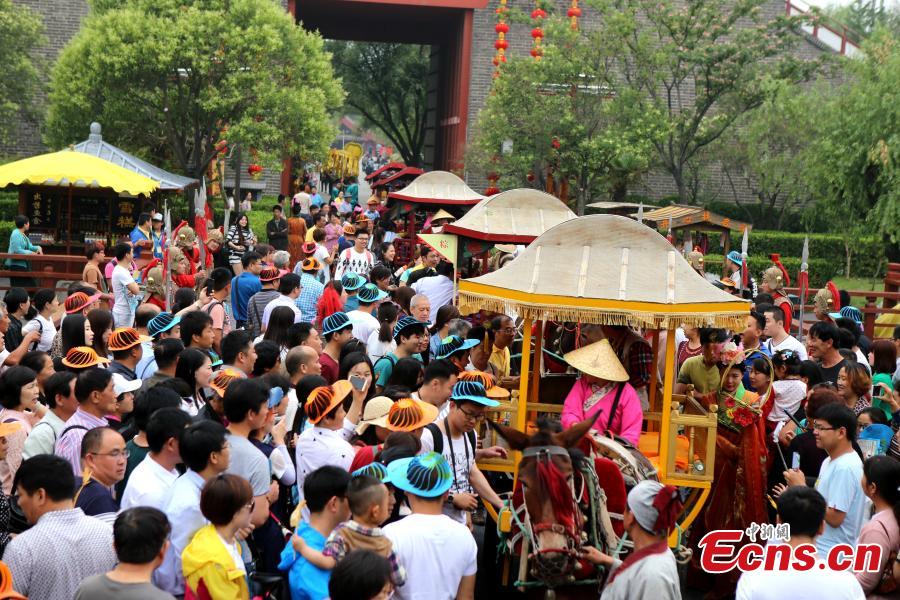 Park shares zongzi for Dragon Boat Festival