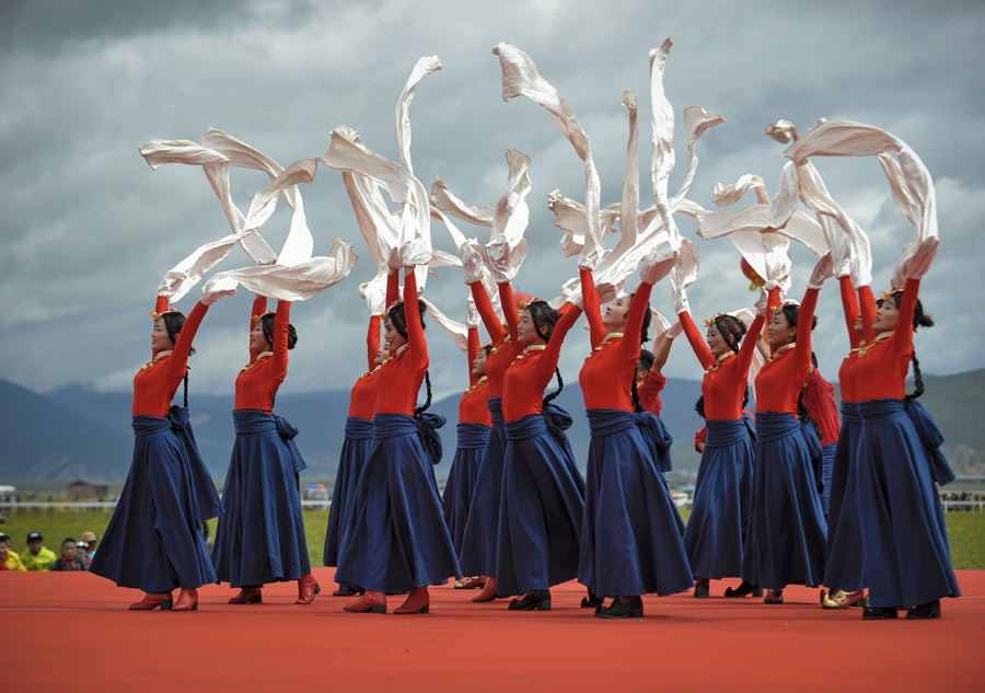 Ethnic traditional horse race festival kicks off in Shangri-la, Yunnan province