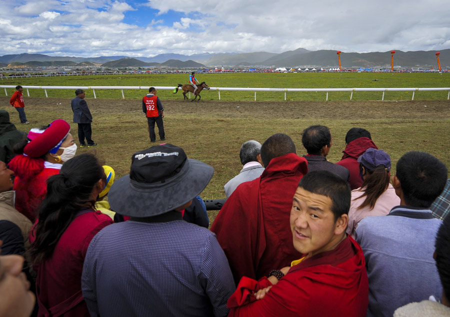 Ethnic traditional horse race festival kicks off in Shangri-la, Yunnan province