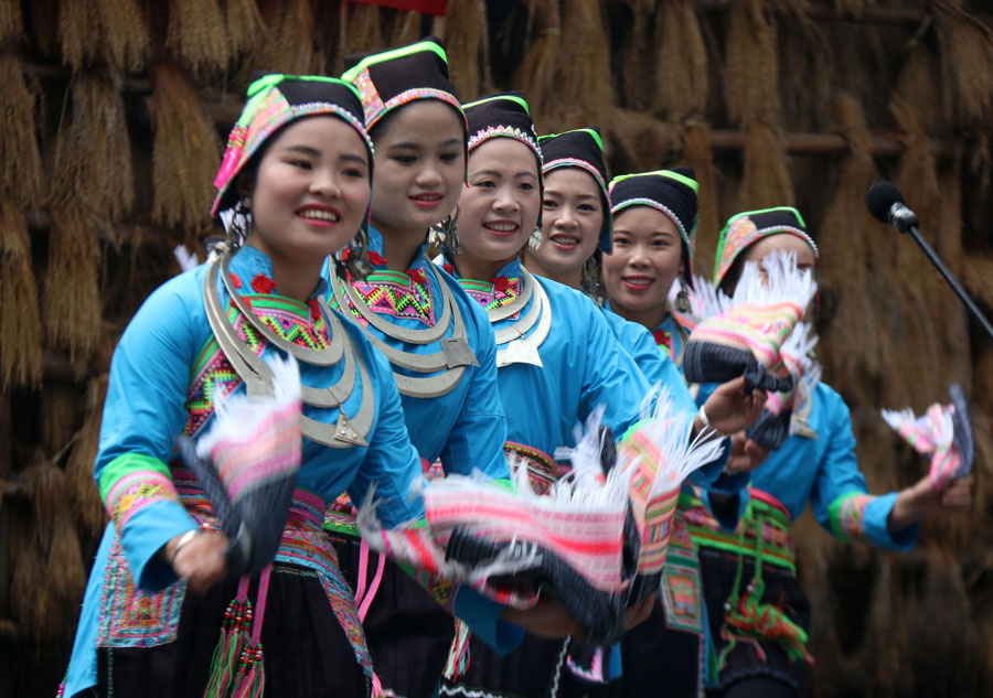 Actors of Dong ethnic group sing songs to mark Duanwu Festival