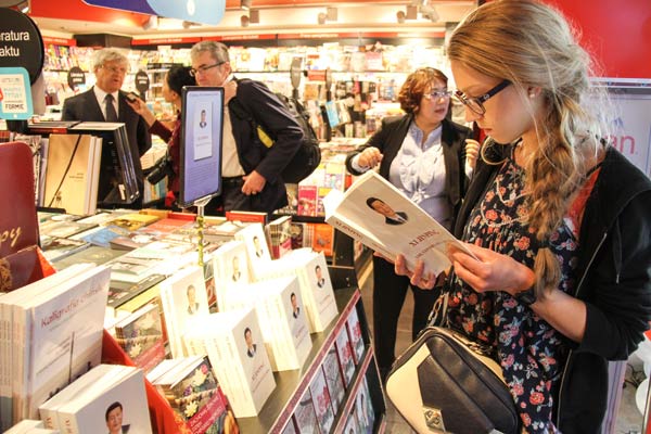 Chinese book fair launched in Poland ahead of President Xi's visit