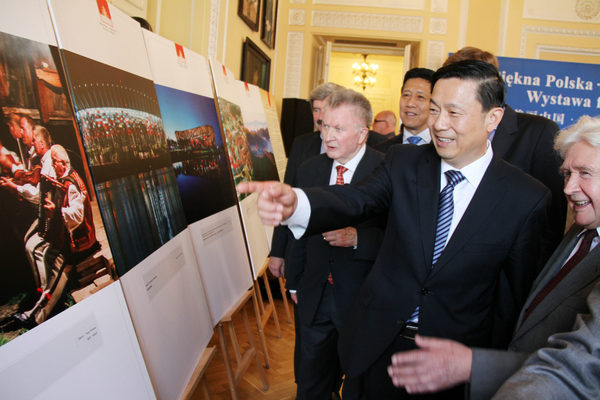 'Beautiful China, Beautiful Poland' photo exhibition and book fair launch in Warsaw