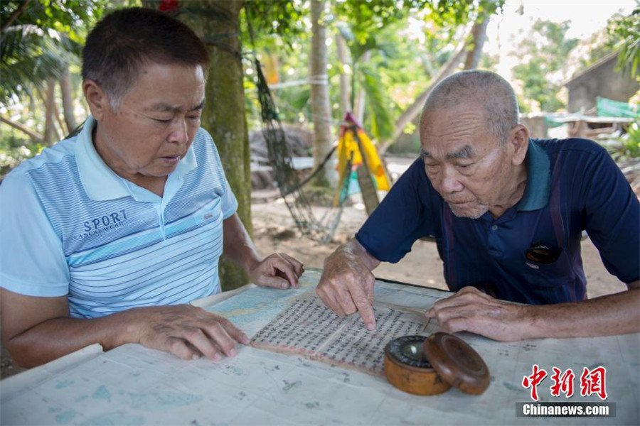 89-year-old fisherman writes his own sea manual in Hainan