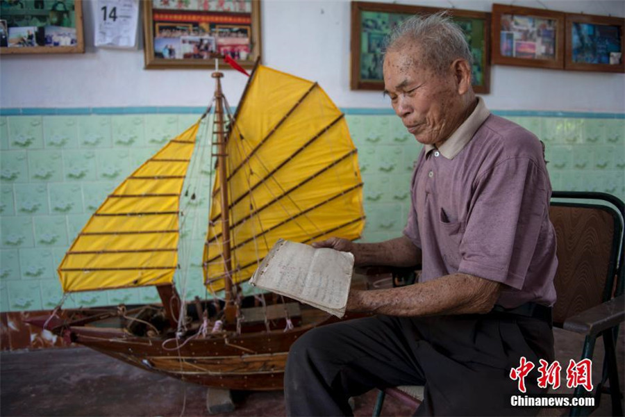 89-year-old fisherman writes his own sea manual in Hainan