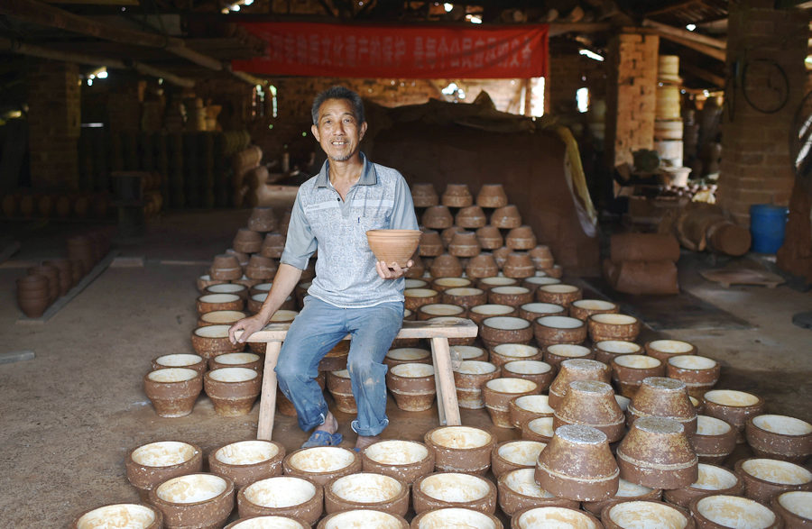 Man spends half a century making clay jars