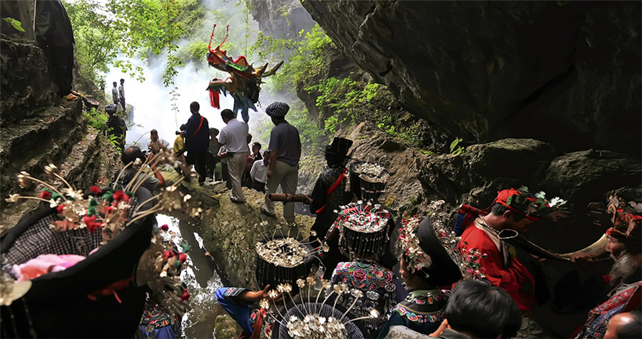 Images reveal life of Chinese Miao ethnic group