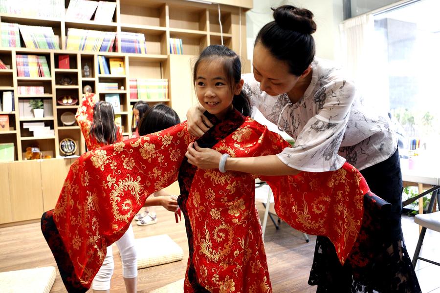 Kids wear Han-style costumes during summer camp in Beijing