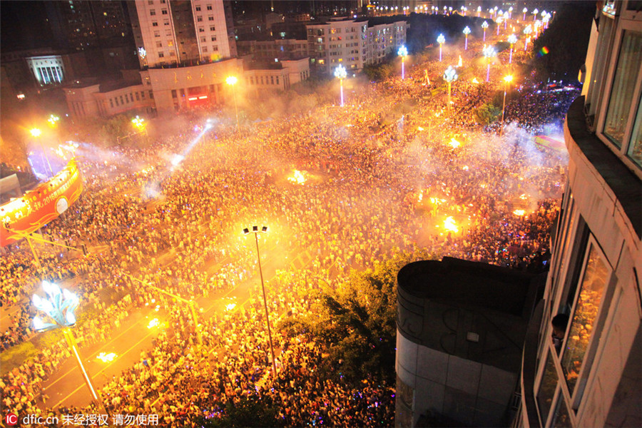 Yi ethnic people celebrate Torch Festival in Sichuan