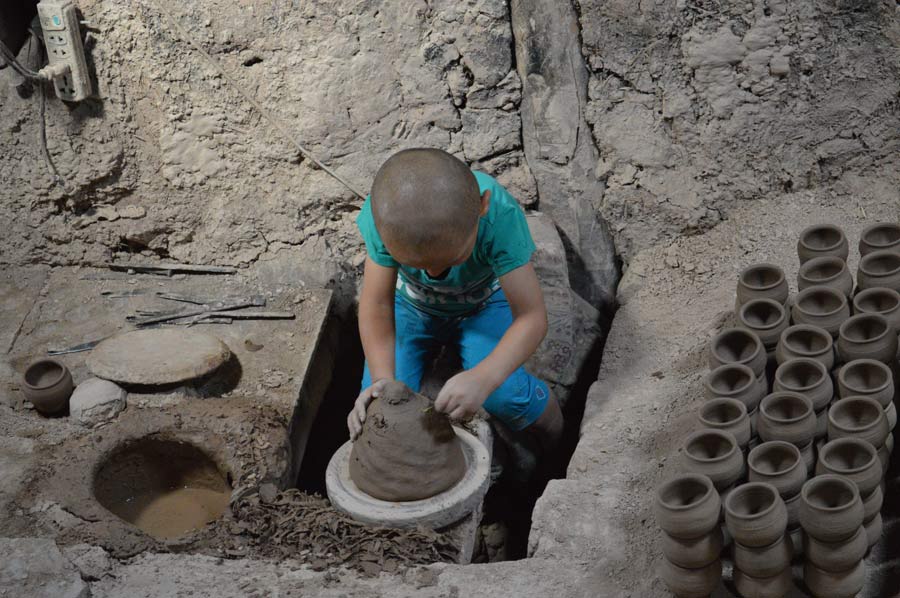 Young people try to revive traditional Kashgar pottery-making