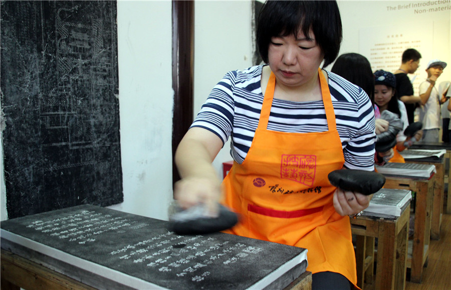 Japanese tourists learn stone rubbing in East China