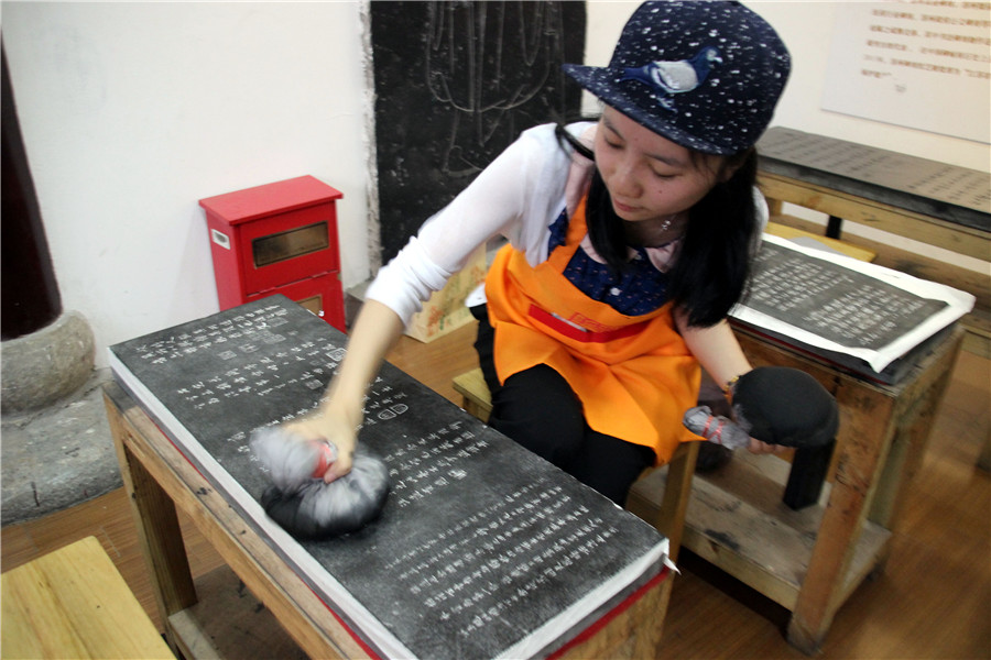 Japanese tourists learn stone rubbing in East China