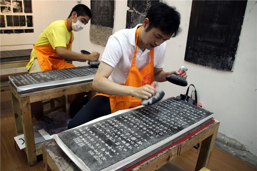 Japanese tourists learn stone rubbing in East China