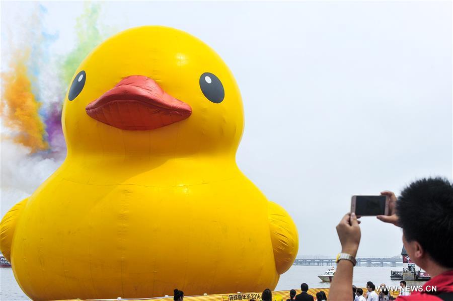 18-meter-high rubber duck seen in NE China