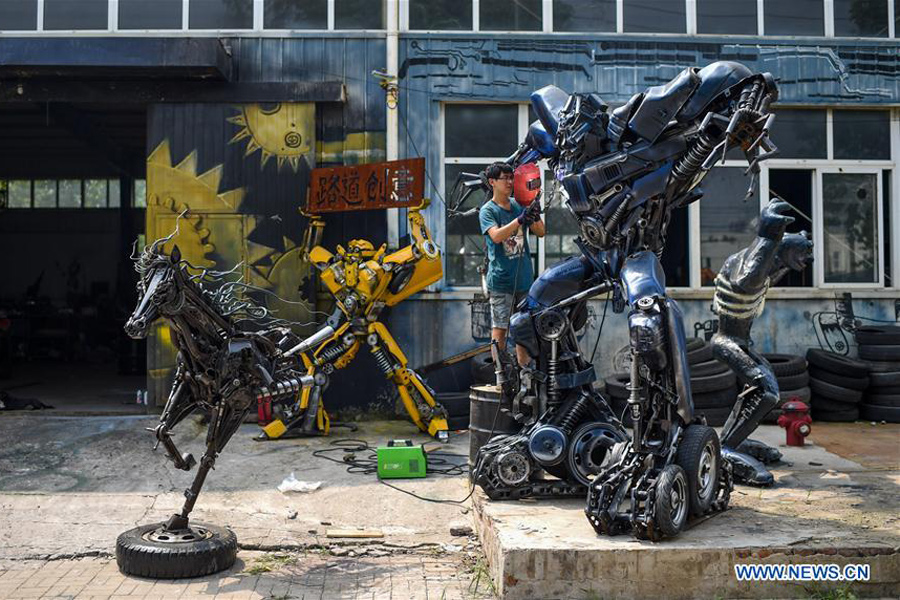 'Transformers' made to express environmental awareness in Tianjin