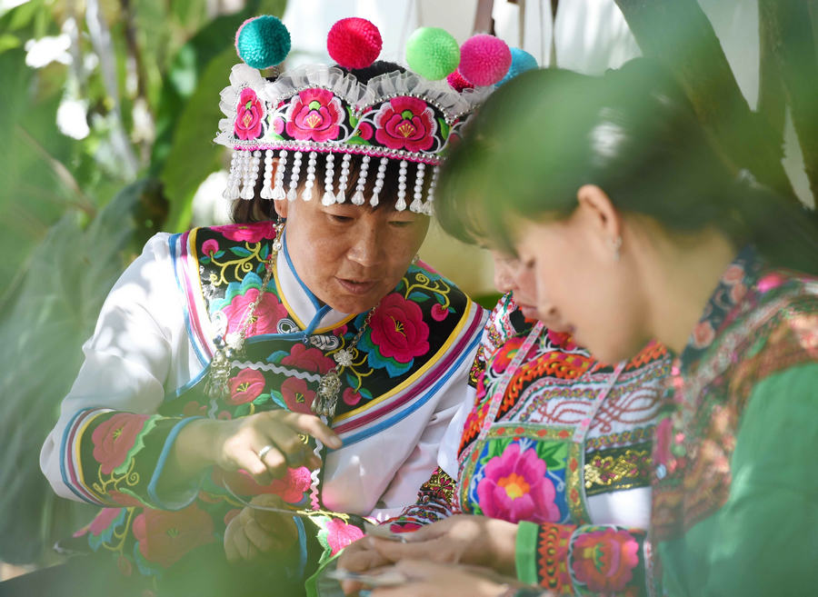 Yi ethnic embroiderer paves way for other women