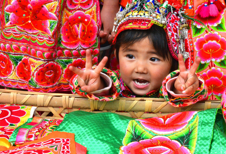 Yi ethnic embroiderer paves way for other women