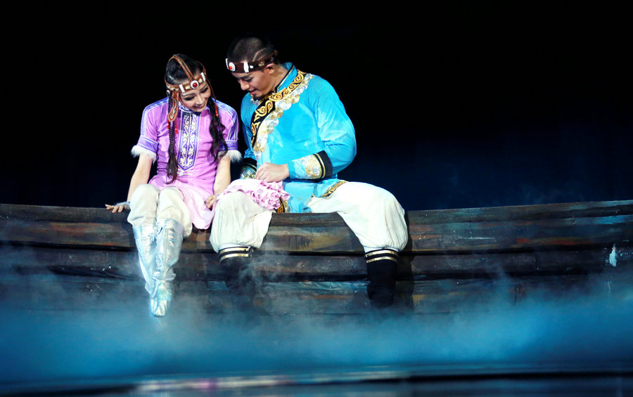 Hezhe ethnic dance drama<EM> Wusuli Chuan Ge</EM> shines in Beijing