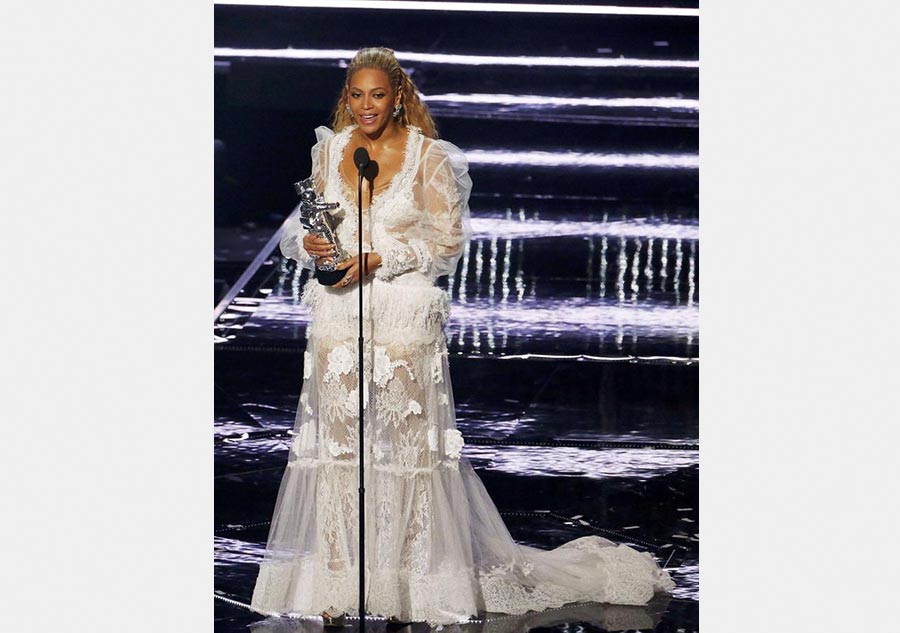 Beyonce storms Video Music Awards, Rihanna gets lifetime award