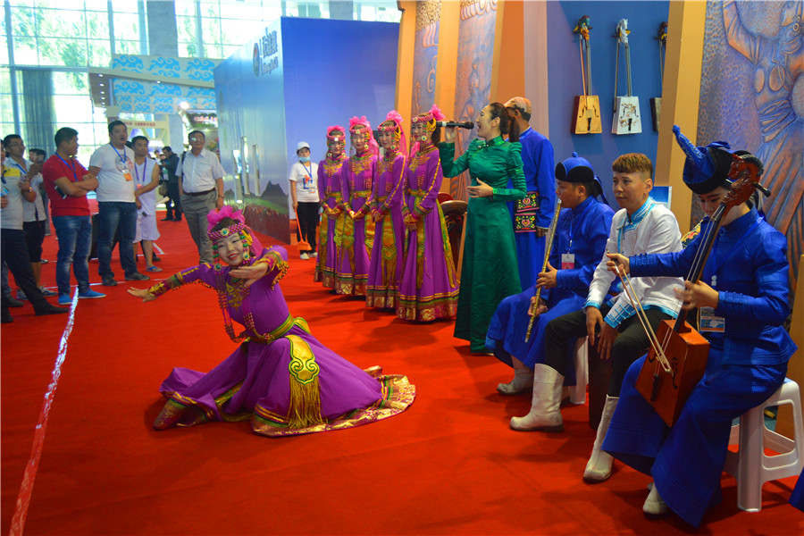 Fair shows off Ordos' vibrant cultural industries in Inner Mongolia
