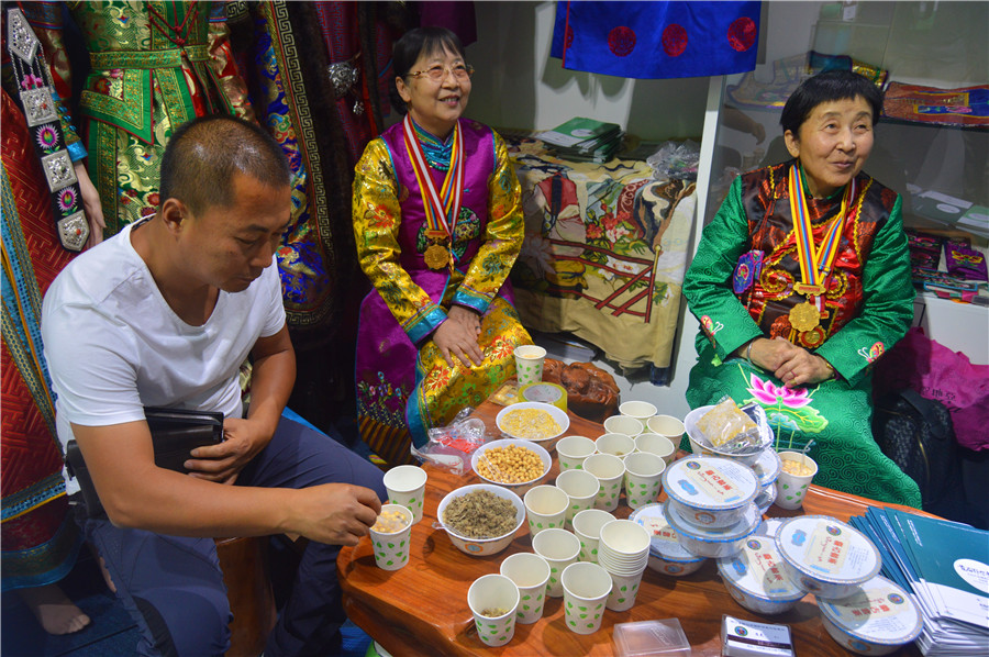 Fair shows off Ordos' vibrant cultural industries in Inner Mongolia