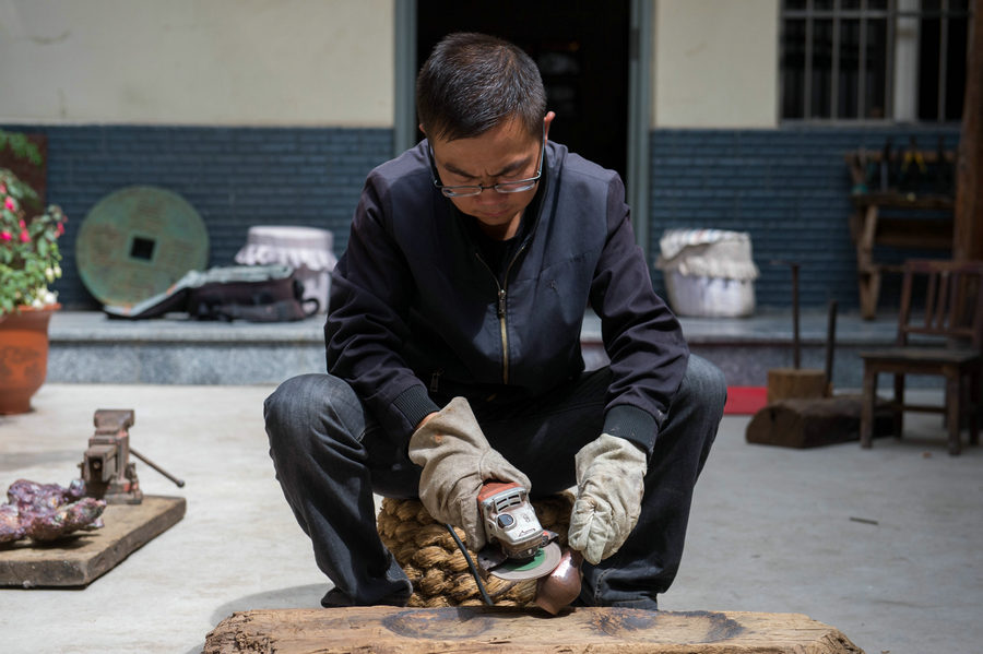 Spotted bronze glimmers in Yunnan province