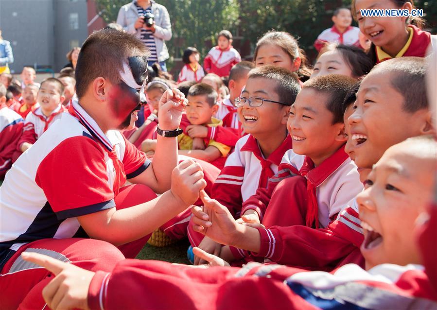 Peking opera troupers introduce traditional art to students in Inner Mongolia