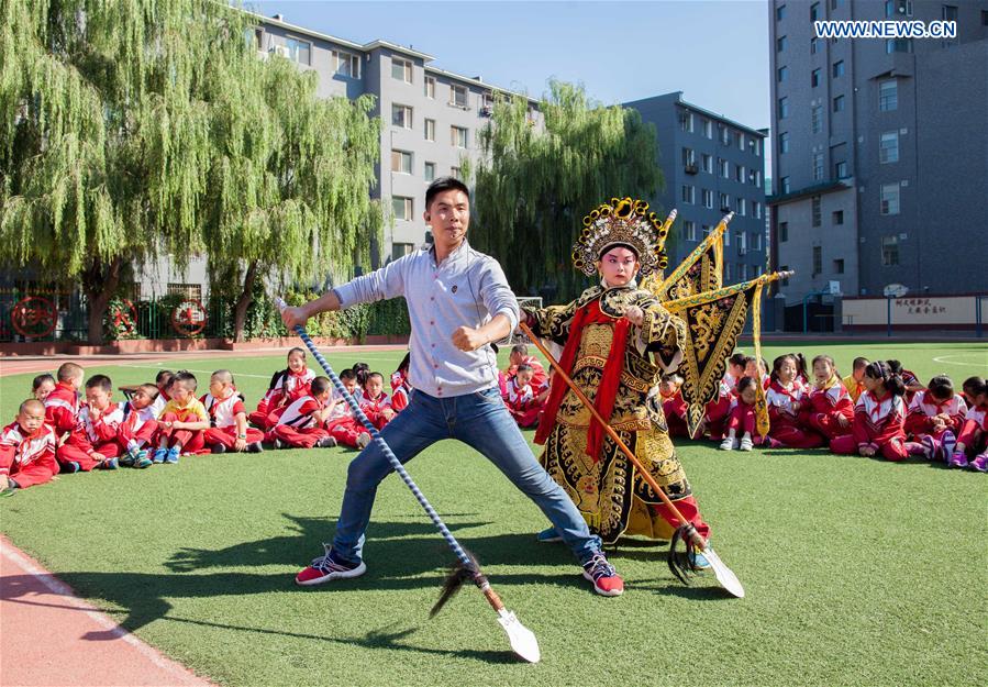 Peking opera troupers introduce traditional art to students in Inner Mongolia