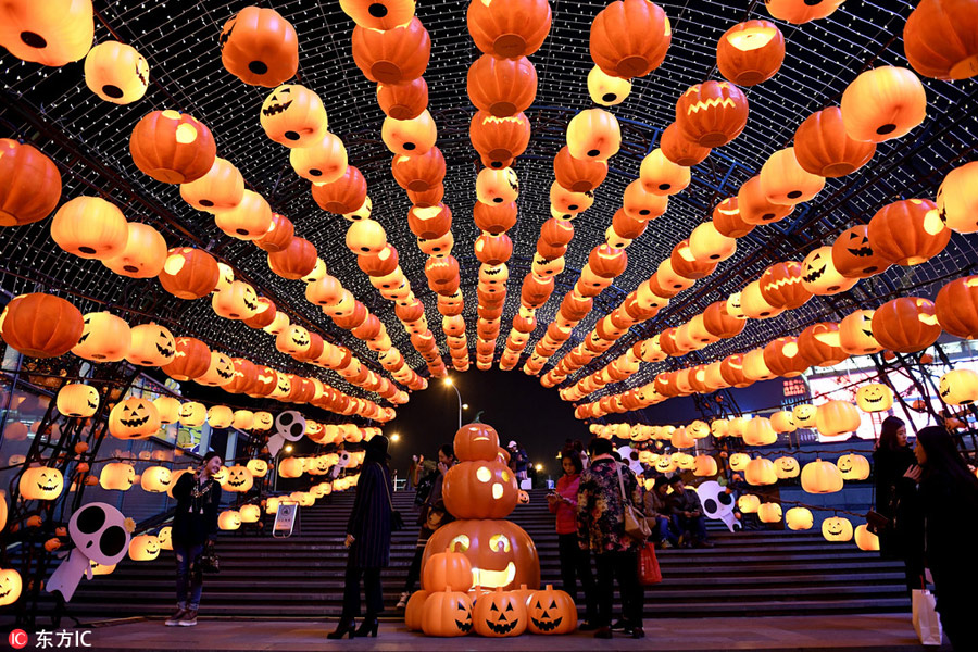 Sea of Halloween pumpkin lanterns lights up Shenyang[2]- Chinadaily.com.cn