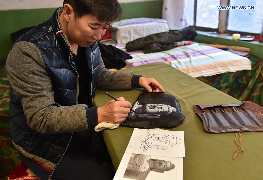 Sculptor makes coal sculpture in Datong, N China