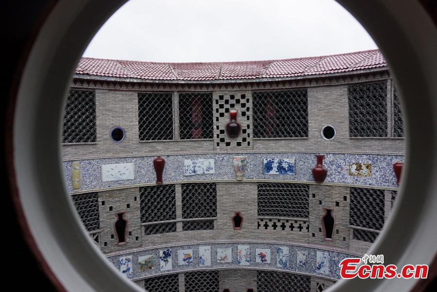 Folk artisan builds 'porcelain palace'in E China city