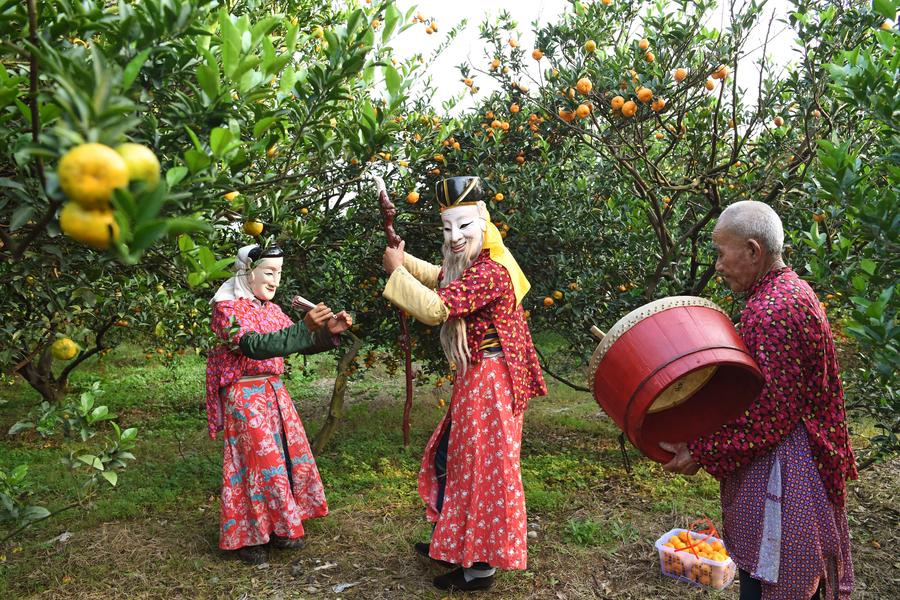 Actors perform Nuo dance to celebrate orange harvest