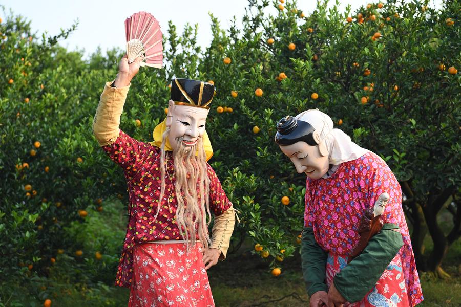 Actors perform Nuo dance to celebrate orange harvest