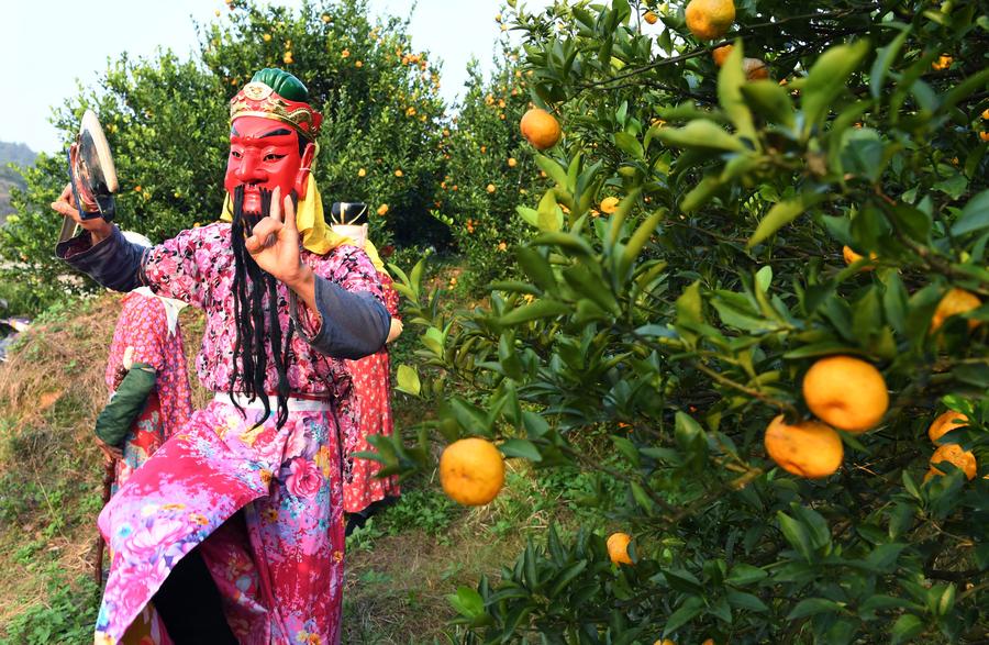 Actors perform Nuo dance to celebrate orange harvest