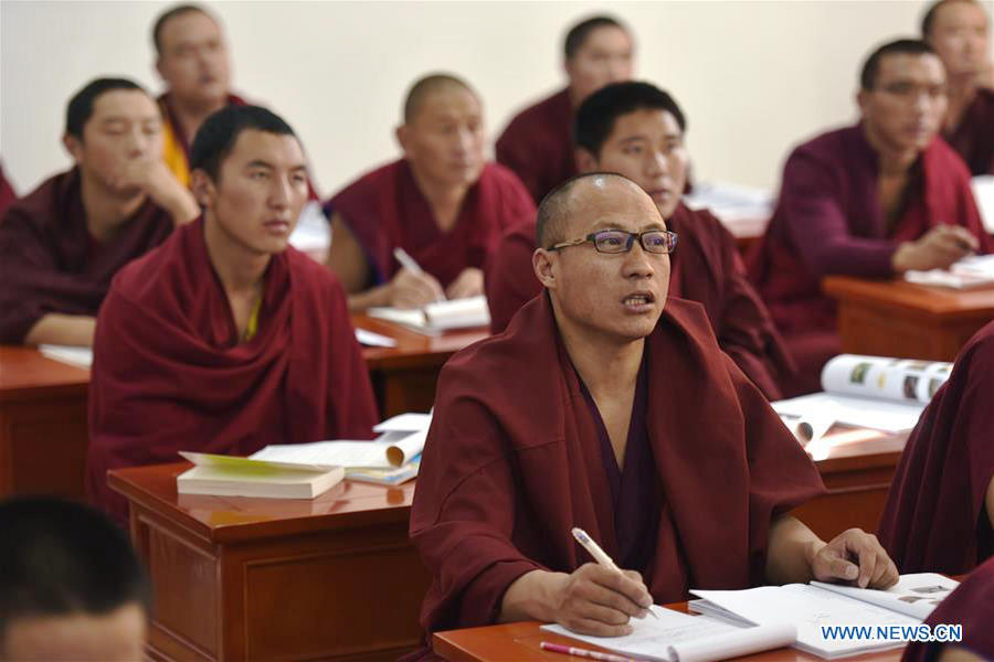 Monks have lesson at Qinghai Tibetan Buddhism College